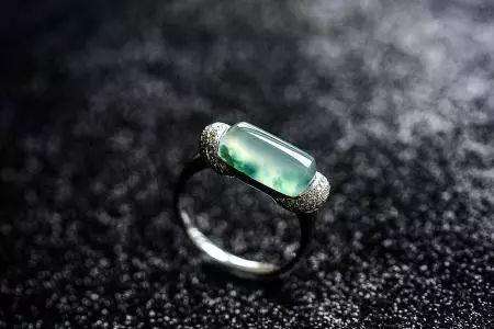 全面比較 哪個珠寶零售商的翡翠戒指最值得購買？