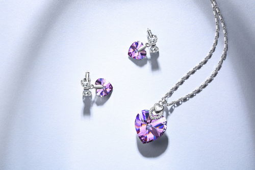 巧妙搭配珠寶首飾與文具用品，煥發年輕光彩與精致美感